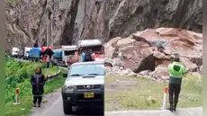 Deslizamiento de enormes rocas bloquea el km 97 de la Carretera Central y deja varados a transportistas
