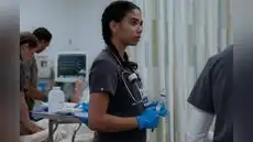 Laëtitia Hollard sobre 'The Pitt': "Desmitifica el sistema de salud porque retrata un entorno caótico y agotador"