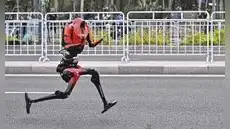 China y su robot humanoide hacen historia al ganar la media maratón de Pekín y superar récord humano