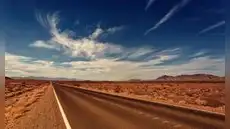 La carretera más recta del mundo pone a prueba a los conductores en el desierto: fue construida solo para un rey
