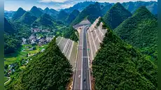 China cruza los límites y parte una montaña a la mitad para construir una autopista de 4 carriles que conecte a zonas aisladas