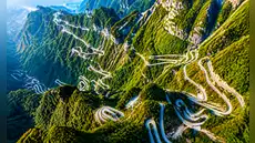 China asombra con la carretera más desafiante del mundo: 99 curvas y un ascenso a 1.300 metros de altitud en plena montaña