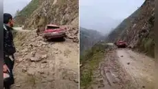 Docentes salvan de morir tras caída de rocas que destruyó su vehículo en Huánuco