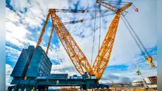 Esta es la grúa más grande del mundo, con una altura de 250 metros y que consigue levantar hasta 5.200 toneladas