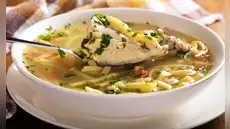 La ciencia lo avala: la sopa de pollo ayuda a recuperarnos más rápido de la gripe y resfriados