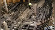 Obreros descubren barco medieval enterrado desde 1360 bajo una calle