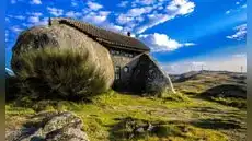 Construida solo con piedras en 1974: la casa en las montañas que desafía la arquitectura moderna y propone vivir desconectado