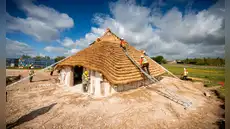 Arqueólogos “retroceden en el tiempo”: reconstruyen un edificio neolítico de 4.500 años de antigüedad cerca de Stonehenge