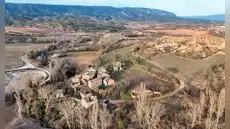 Una pareja compra un pequeño pueblo abandonado desde 1970 en España: la transforman en un refugio ecológico con huertas y paneles solares
