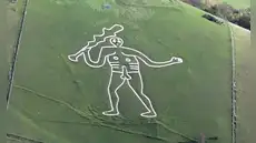 Voluntarios restauran la figura de un misterioso gigante de 55 metros amenazada por el cambio climático y la erosión