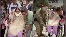 Con tanque de oxígeno y asistencia, señora fue a votar pese a delicado estado de salud