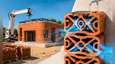 Jóvenes suizos sorprenden al crear un ladrillo 3D que enfría el aire hasta 9º y permite construir casas en menos de 30 días