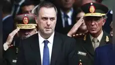 El jefe de Gabinete de Milei reconoce ahorros de casi US$500.000 y se suma a inocencia fiscal para evitar explicaciones