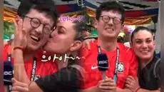 Mundial 2026: periodista coreano que es sorprendido por una fanática mexicana en plena transmisión se vuelve viral