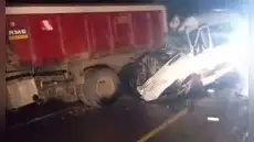 Cuatro fallecidos y 13 heridos tras fatal accidente: miniván y camión colisionaron en Puno