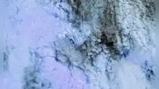 La NASA detecta desde el espacio una rara erupción volcánica submarina que estaría creando una nueva isla en la Tierra La NASA detecta desde el espacio una rara erupción volcánica submarina que estaría creando una nueva isla en la Tierra