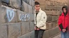 Capturan a dos hombres por pintar con aerosol muros incas del Aqlla Wasi en el centro histórico de Cusco