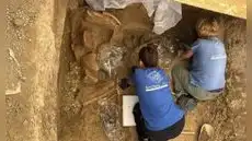 Arqueólogos descubren la tumba real de un príncipe guerrero de 2.500 años con su carro y armas intactos
