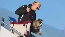 La insólita imagen de Erling Haaland tras el Mundial 2026: volvió a Noruega con un mapache disecado