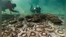 Arqueólogos submarinos recuperan después de 2.000 años cientos de objetos romanos conservados casi a la perfección en un lago suizo