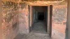 Arqueólogos descubren tumbas excavadas en la roca de 3.000 años de antiguedad en una necrópolis de Egipto