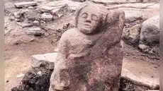 Un arqueólogo levanta una piedra y encuentra un guardián romano escondido bajo un cuartel durante 1.600 años