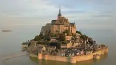 La isla de piedra que desaparece bajo el mar varias veces al año: alberga una iglesia medieval con más de 1300 años de historia