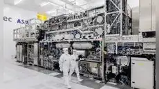 China fabrica sus propias máquinas para hacer chips y las acciones de ASML, la empresa líder del sector, se desploman