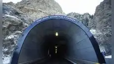 Este búnker está oculto bajo una montaña y fue diseñado para resistir una guerra nuclear: tiene 15 edificios