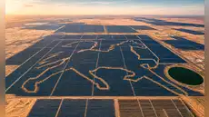 China crea su “Gran Muralla” solar de 400 km en el desierto: incluye una central con forma de caballo visible desde el espacio