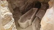 Arqueólogos desentierran 3 antiguas tumbas egipcias y encuentran momias, sarcófagos y figurillas religiosas