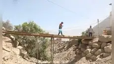 A falta de obras, vecinos arriesgan sus vidas: construyen puentes y muros contra fenómeno El Niño