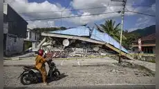 Indonesia eleva a 53 los muertos por el terremoto de magnitud 7,7 que dejó graves daños en la isla de Flores