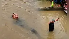 Hombre se pone a nadar en pleno bypass que quedó inundado en VMT