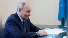 Por temor a que el Kremlin confisque su dinero para la guerra, rusos retiran miles de millones de sus cuentas bancarias