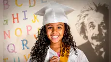 La niña que hizo historia antes de cumplir 3 años: logró un IQ comparable al de Albert Einstein, habla 2 idiomas y ama cocinar