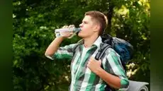 ¿Reutilizas botellas de plástico? Un estudio revela el problema invisible que puede aparecer después de varios días