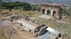 Arqueólogos turcos desenterraron una piscina y un mosaico de la época romana en un antiguo gimnasio