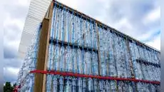Estas 2.000 botellas de plástico iban a la basura y terminaron convertidas en un invernadero en Australia