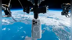 Lanzan un celular sin paracaídas desde una altura que supera más de 3 veces al Everest: llega intacto y rompe un récord Guinness
