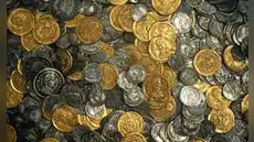 Un granjero perdió su martillo en el campo y fue a buscarlo con un detector de metales: en su lugar encontró 15.000 monedas romanas, joyas de oro y vajilla de plata