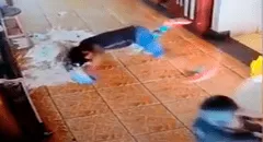‘Extraño ente’ empuja a mesero con cerveza en mano y deja horrorizados a miles [VIDEO]