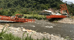 Colapsa puente en ejecución sobre río Satipo