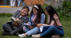 ¿Quieres estudiar inglés? Otorgarán más de 100 becas a jóvenes talentos para aprender el idioma