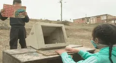 Primitos juegan con hacer sus tareas en una computadora vieja que sacaron de la basura [VIDEO]