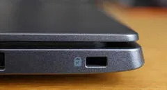 ¿Para qué sirve el pequeño agujero que encontramos al lado izquierdo o derecho de las laptops?