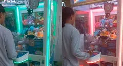 Usuario revela el truco secreto para poder sacar peluches de las máquinas de juegos