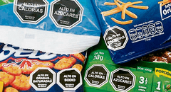 Buscan que productos con octógonos lleven la frase "su consumo excesivo daña la salud"