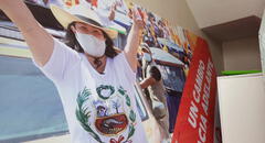 Mujer denuncia que en su local colocaron cartel de Fuerza Popular sin autorización