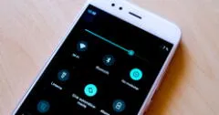 ¿Cómo poner modo oscuro en las aplicaciones del celular?